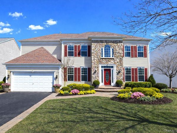 8 Avolet Court , Mount Sinai, NY 11766