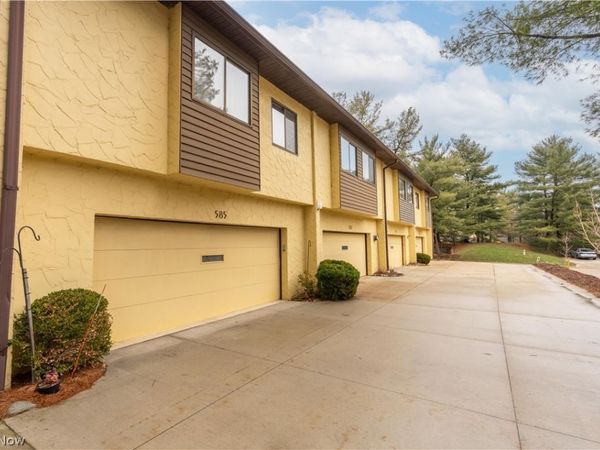 585 Hampton Ridge Drive , Akron, OH 44313