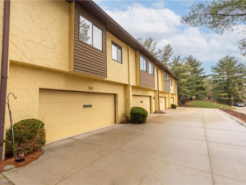 585 Hampton Ridge Drive, Akron, OH 44313 Photo 1