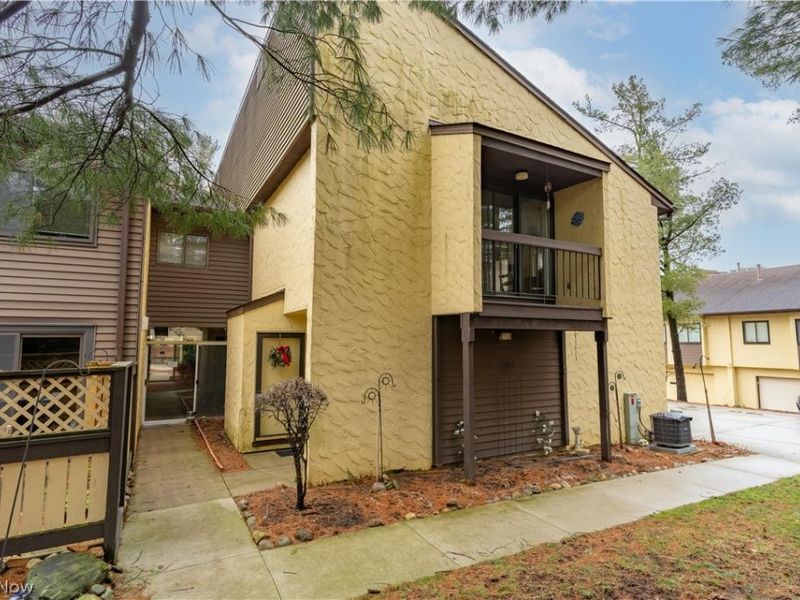 585 Hampton Ridge Drive, Akron, OH 44313 Photo 2