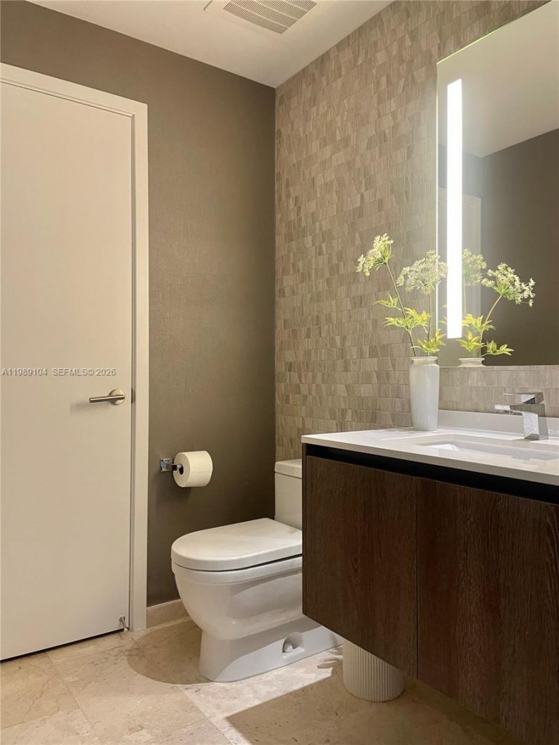 88 SW 7th St, Unit 2404, Miami, FL 33131 Photo