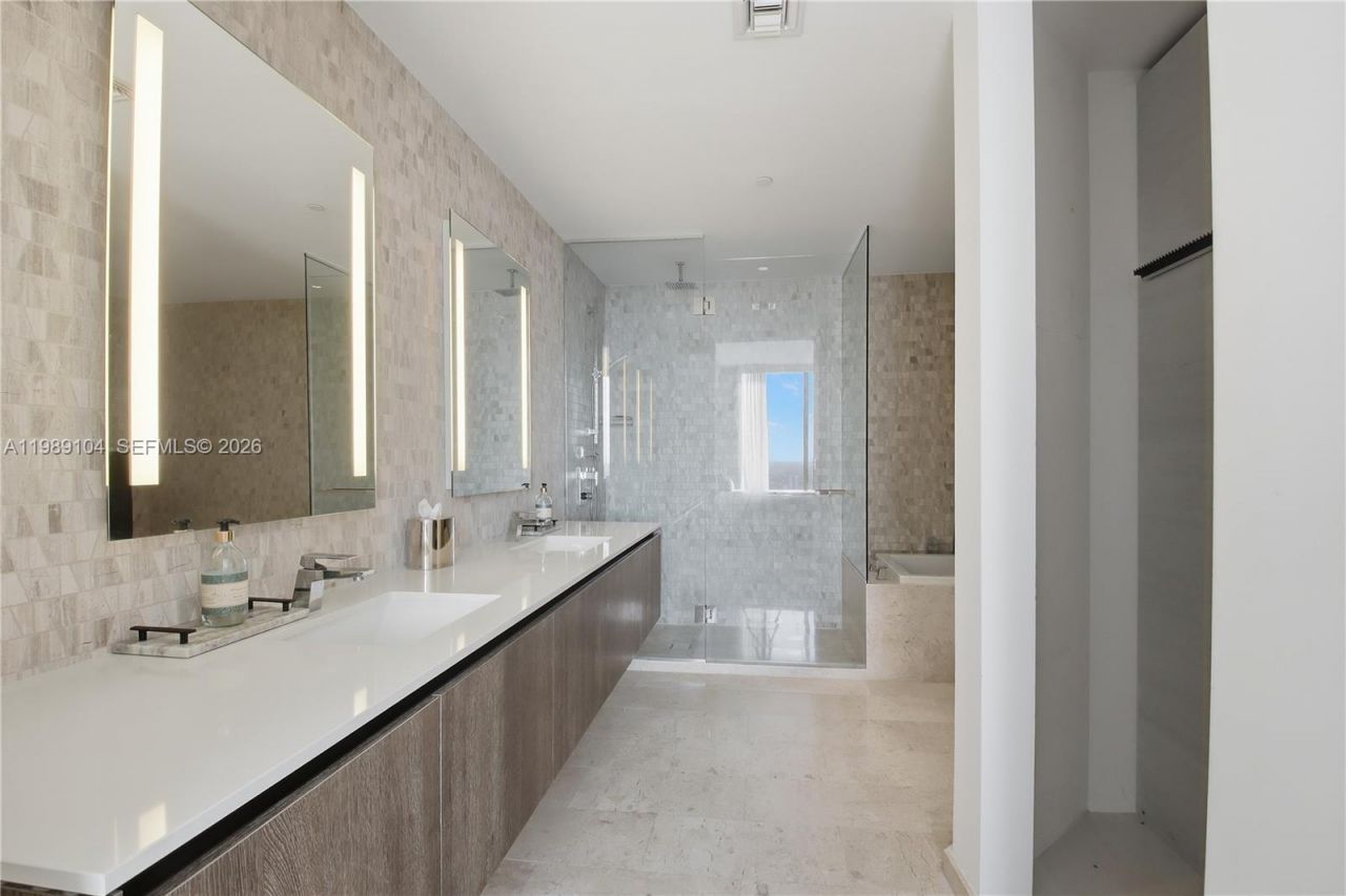 88 SW 7th St, Unit 2404, Miami, FL 33130 Photo