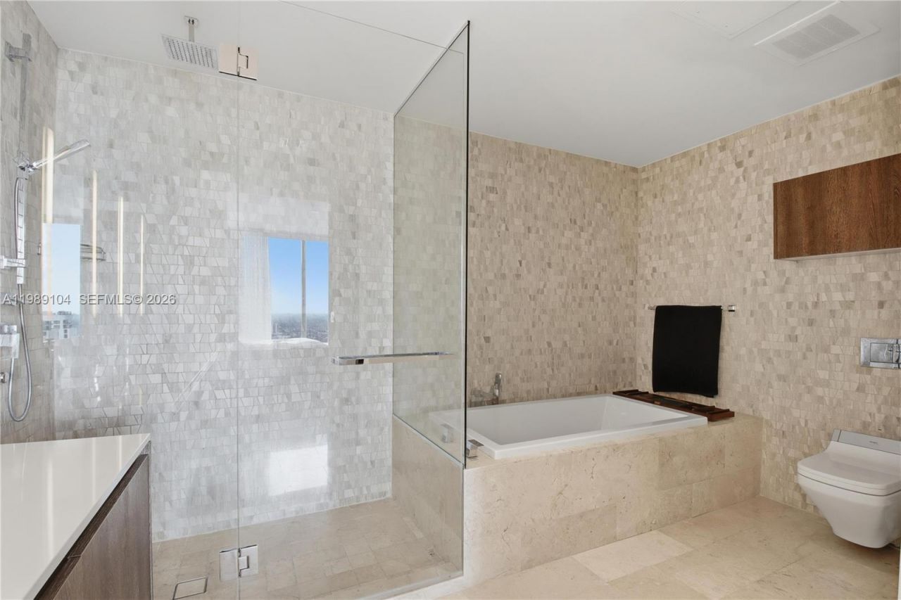 88 SW 7th St, Unit 2404, Miami, FL 33130 Photo