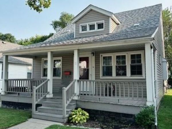 2202 Hollywood Avenue, Grosse Pointe Woods, MI 48236