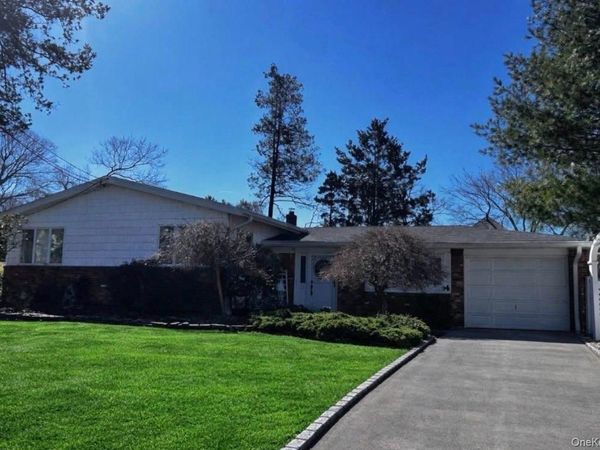 22 Pioneer Boulevard , South Huntington, NY 11746