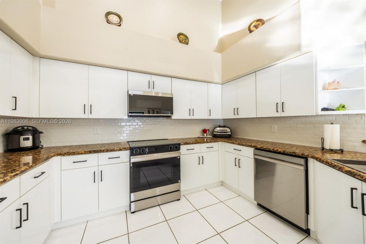 930 NW 197th Ave, Pembroke Pines, FL 33029 Photo