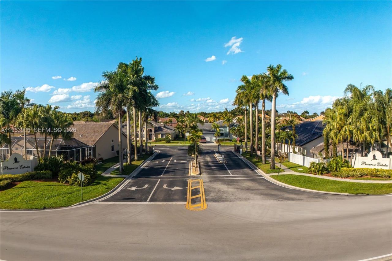 930 NW 197th Ave, Pembroke Pines, FL 33029 Photo