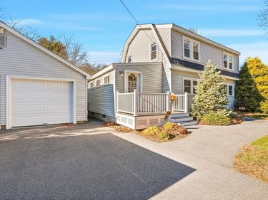 49 Grove St, Upton, MA 01568