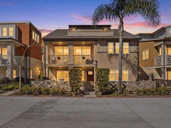 810 Santa Barbara Pl, San Diego, CA 92109