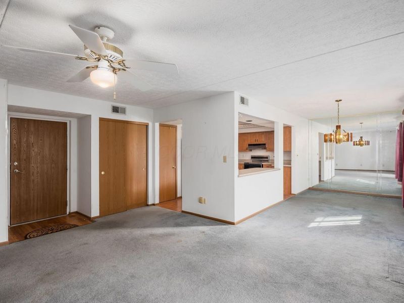 5885 Beechcroft Road, Unit 114, Columbus, OH 43229 Photo 6