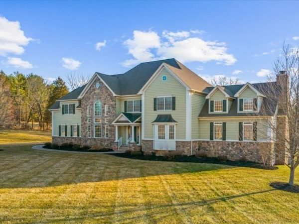 4 Steinbeck Ct, Alexandria, NJ 08848