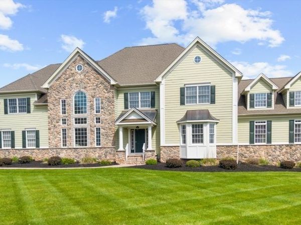 4 Steinbeck Ct, Alexandria, NJ 08848