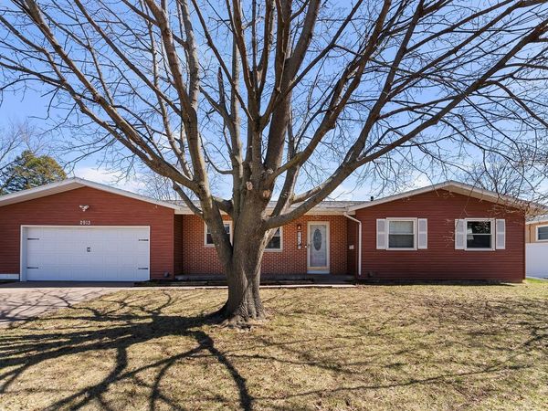 2913 Avalon Drive, Bettendorf, IA 52722