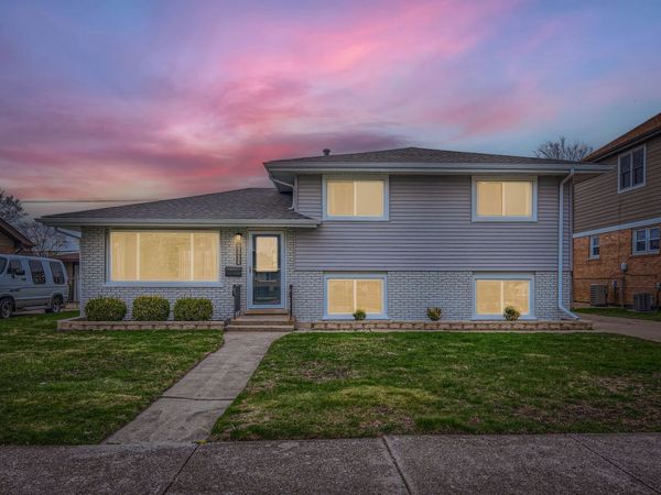 10403 Barnard Drive, Chicago Ridge, IL 60415