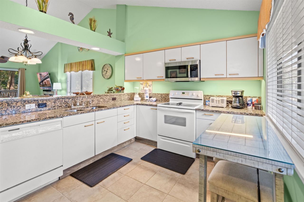 400 Melrose Pl.  Photo 6