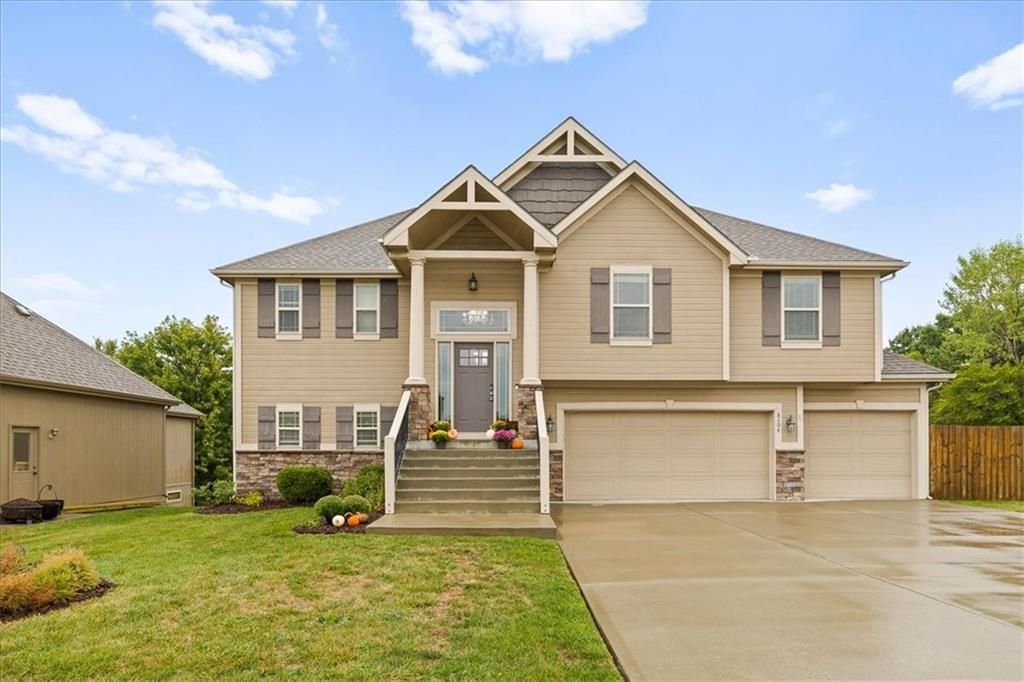 8204 NW 74th Street, Kansas City, MO 64152 Main Photo