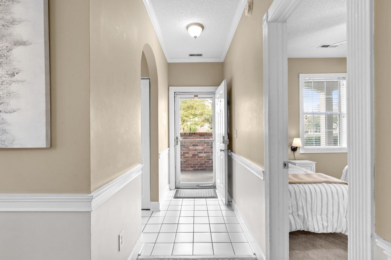 687 Riverwalk Dr.  Photo 4