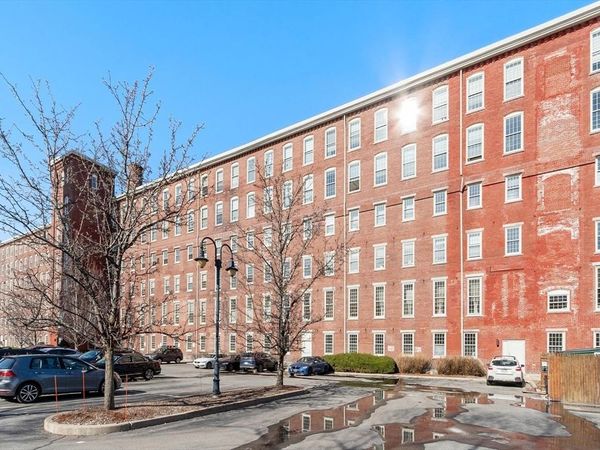 52 Lawrence Dr, Unit M305, Lowell, MA 01854