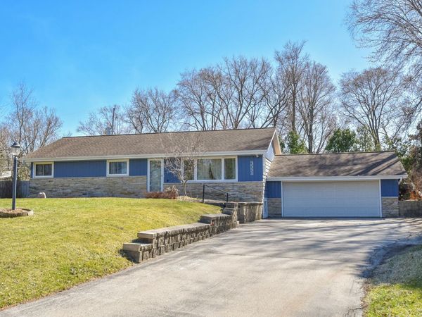 3551 S Woodland Ct, New Berlin, WI 53146