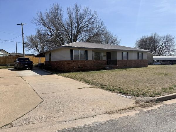 826 Hillcrest Drive, Watonga, OK 73772