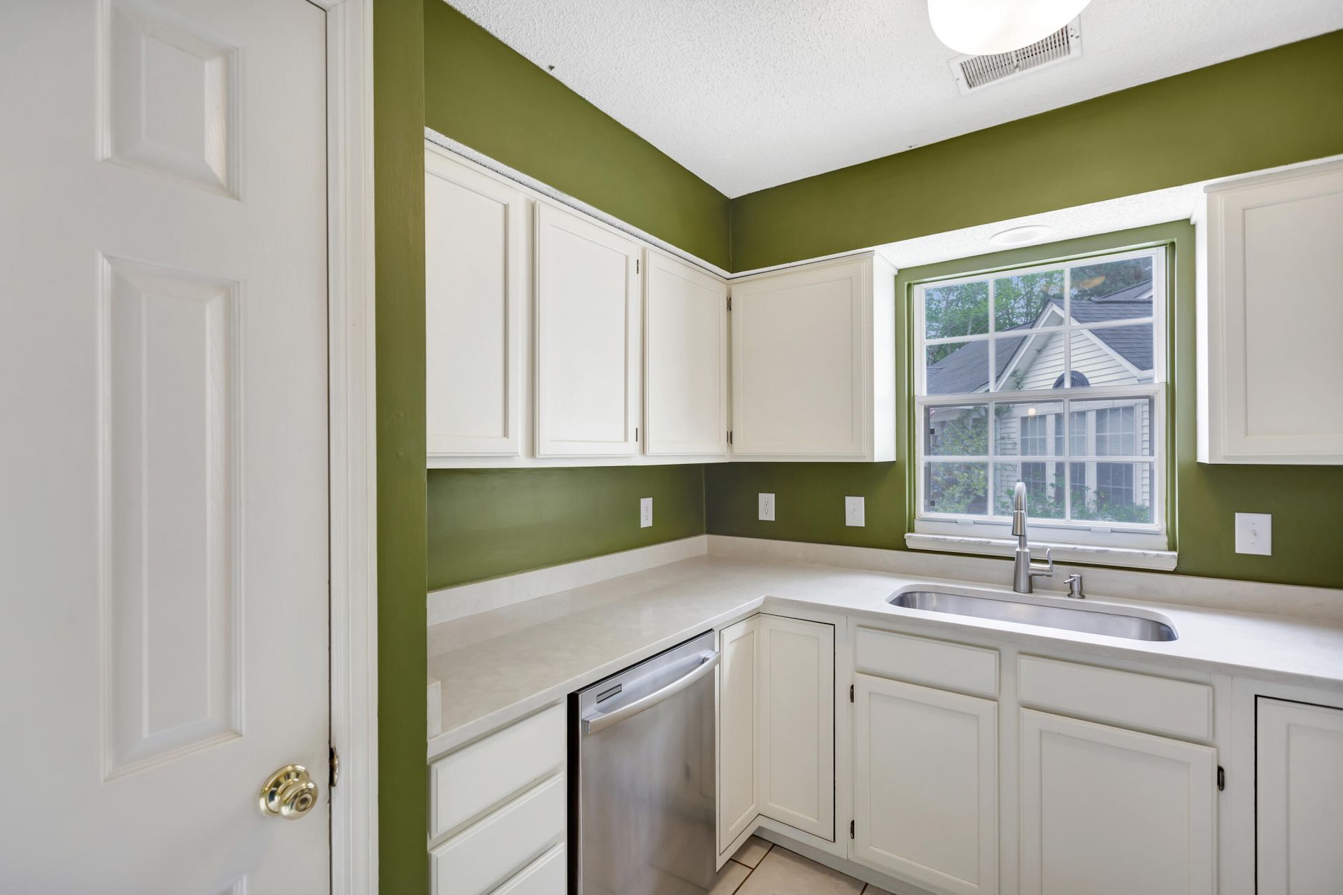 207 Lynton Court Photo 10