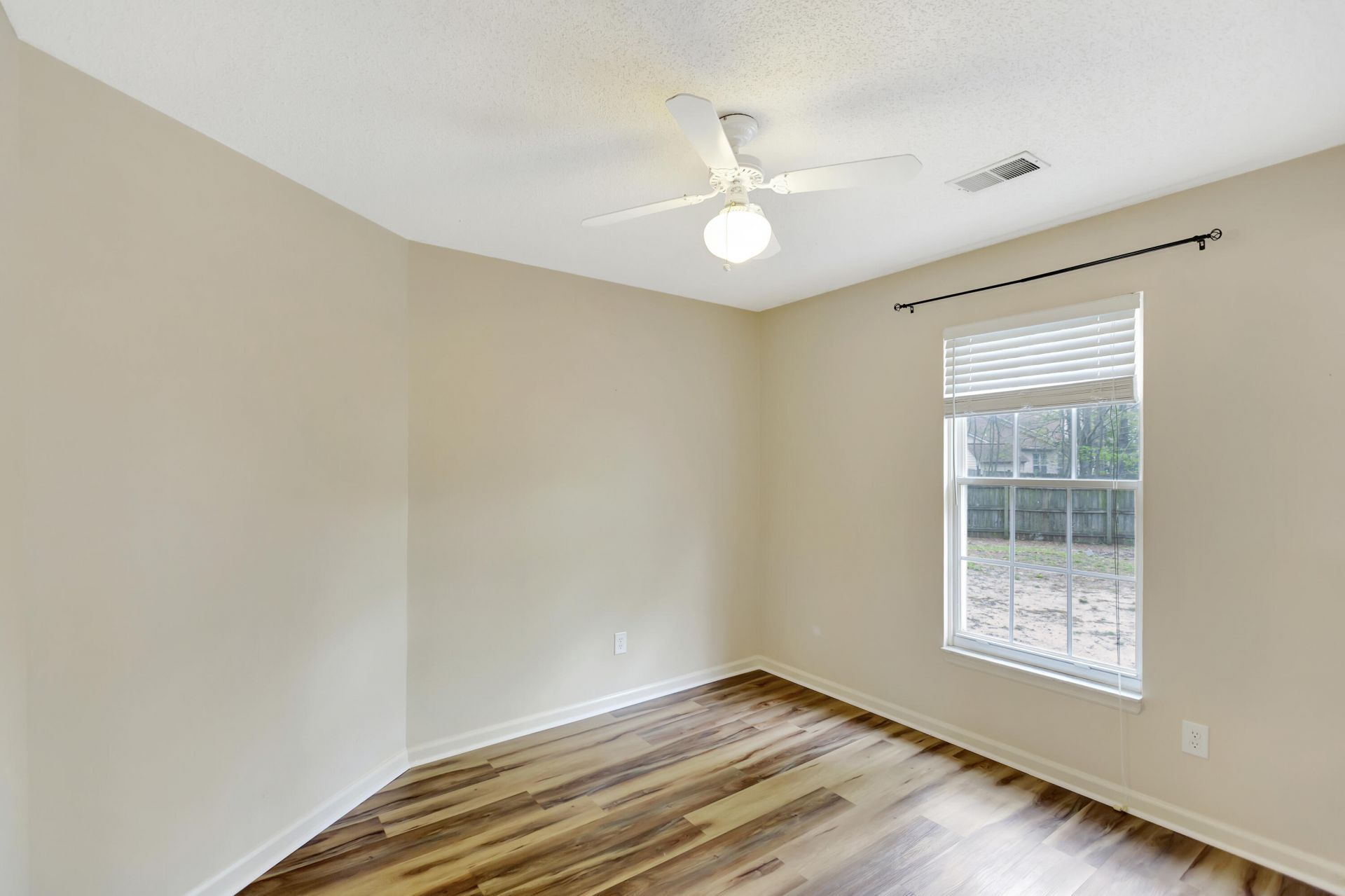 207 Lynton Court Photo 17
