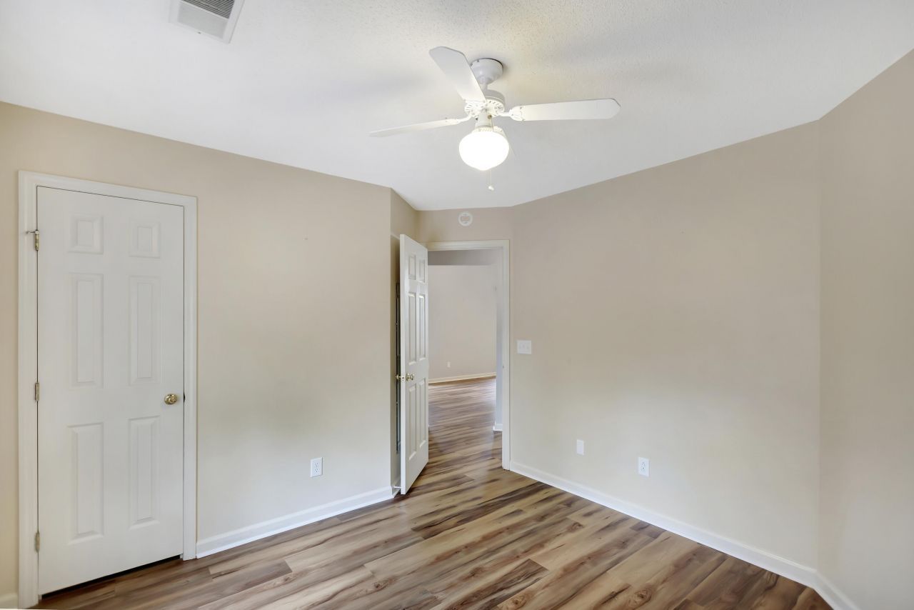 207 Lynton Court Photo 24