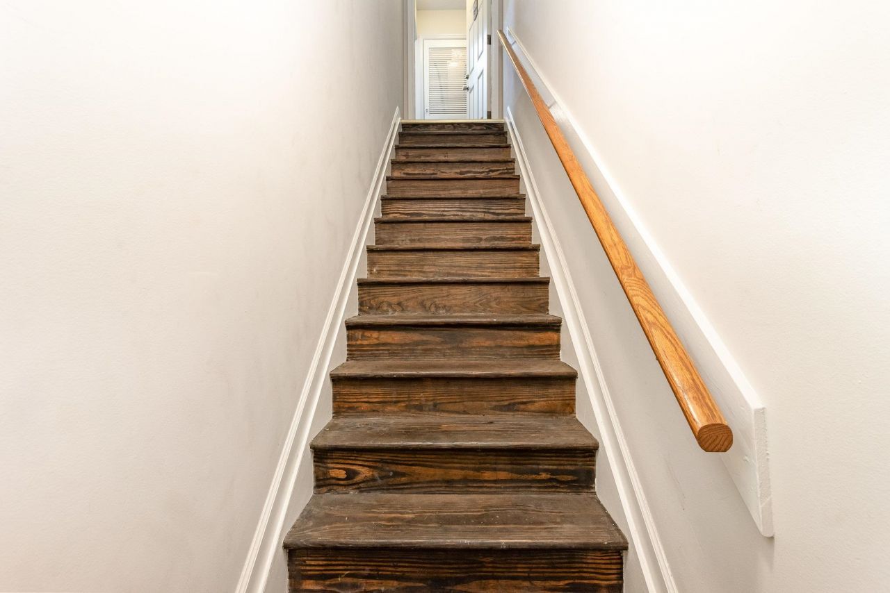 1860 Auburn Ln. Photo 4