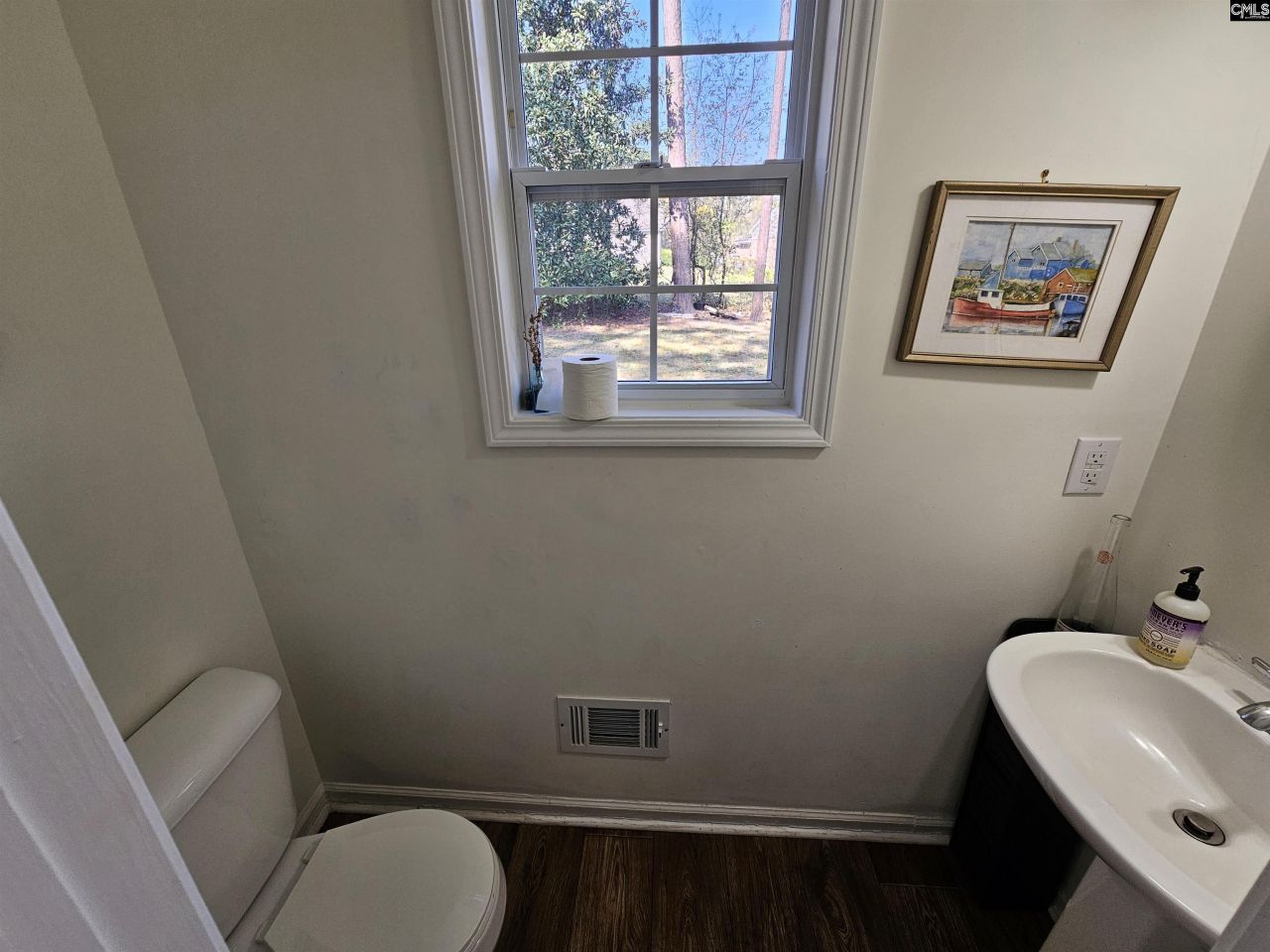 136 Charles Towne Court Photo 24