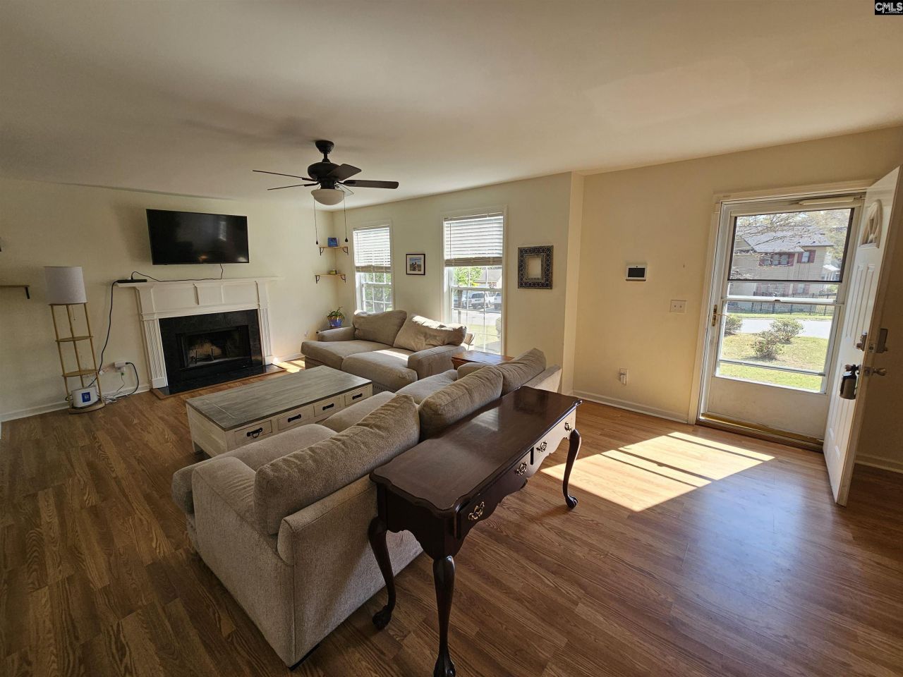 136 Charles Towne Court Photo 6