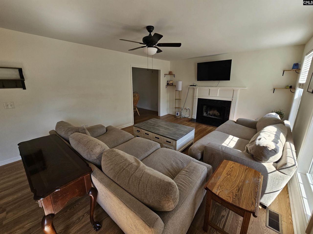 136 Charles Towne Court Photo 7