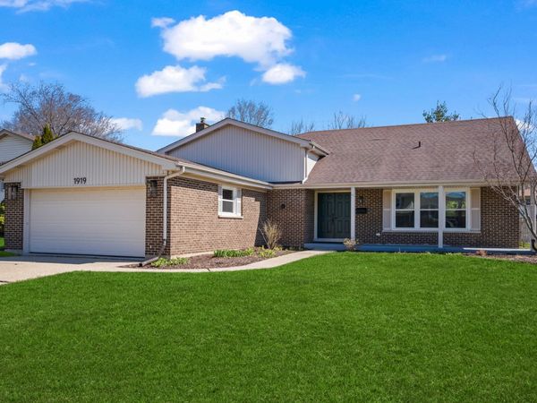 1919 N Pinetree Drive, Arlington Heights, IL 60004