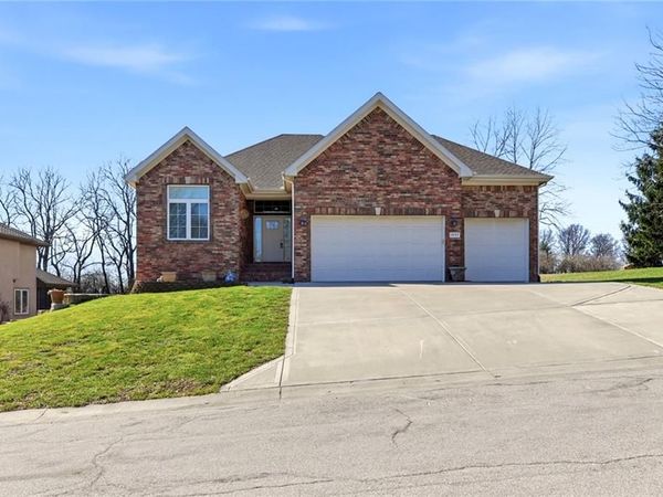 1637 SW Hedgewood Lane, Lee's Summit, MO 64081
