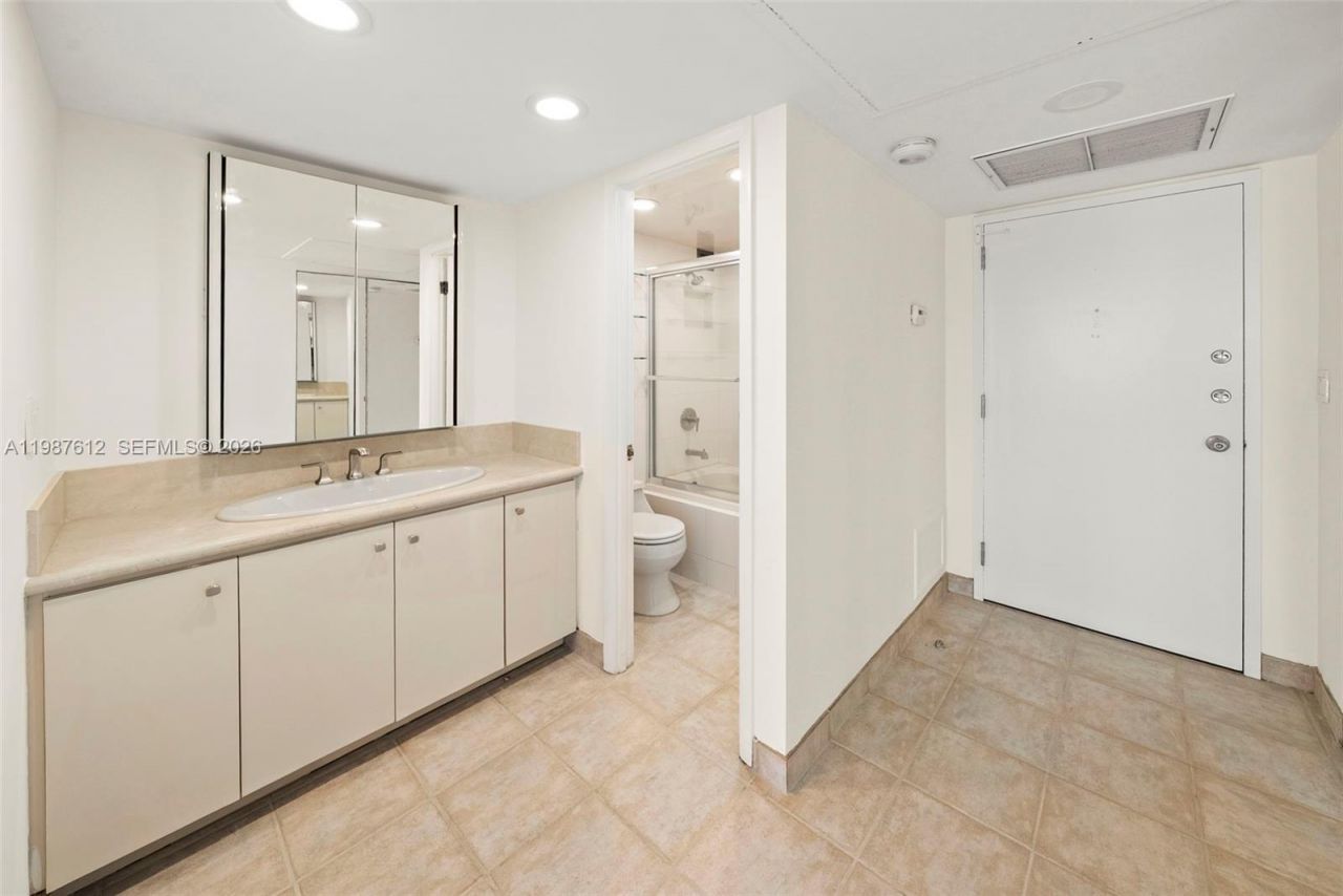 11111 Biscayne Blvd , Unit 19D, Miami, FL 33181 Photo