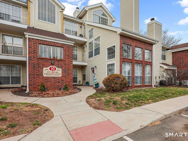 215 Carriage Crossing, Unit 215, Middletown, CT 06457