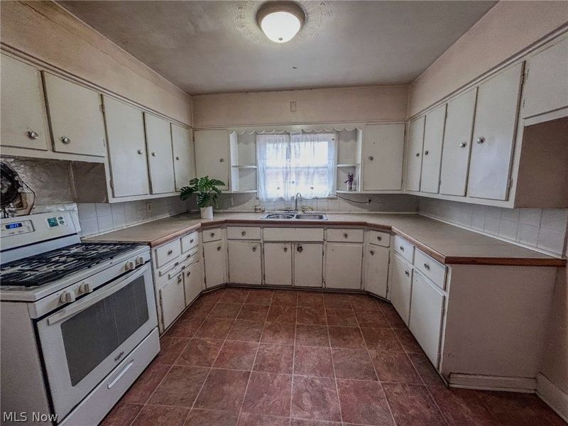 600 Robinette Court, Akron, OH 44310 Photo 2