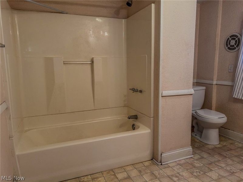 600 Robinette Court, Akron, OH 44310 Photo 25