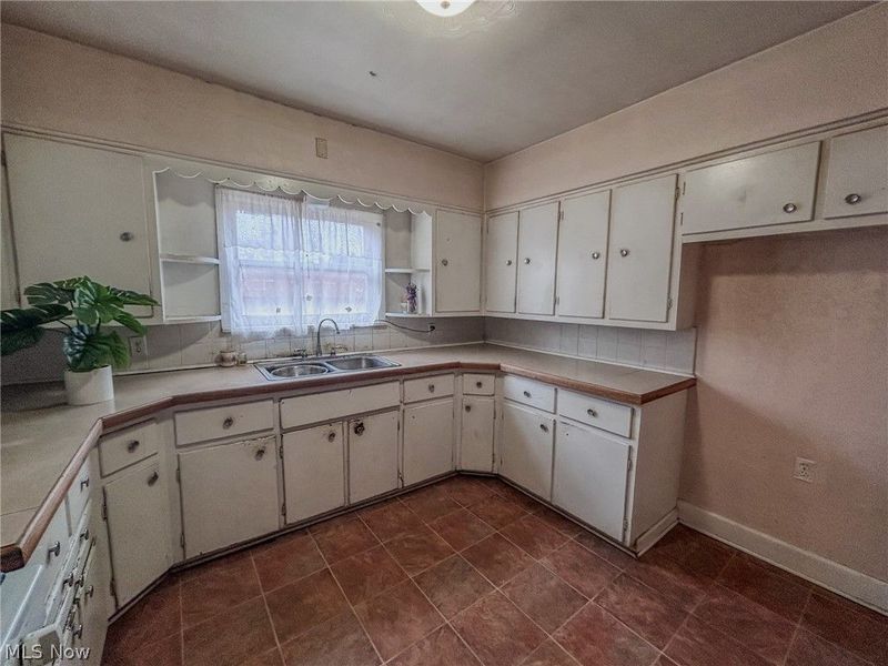 600 Robinette Court, Akron, OH 44310 Photo 3