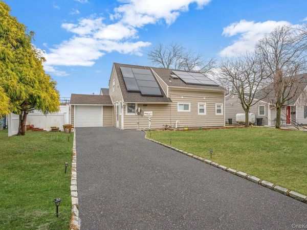 8 Bent Lane , Levittown, NY 11756