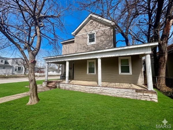 207 E Penning Avenue , Wood River, IL 62095