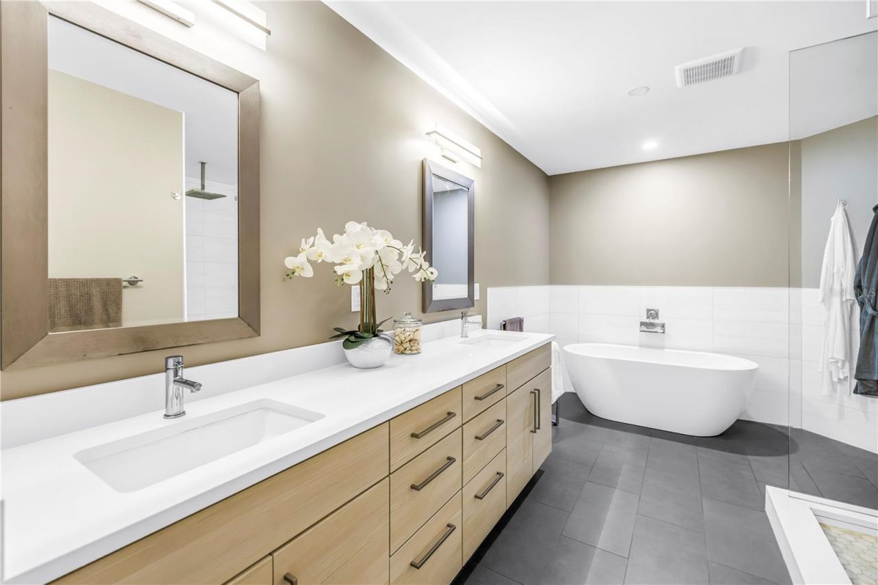 355 Red Cedar Court Ne, Saint Petersburg, FL 33703 Photo