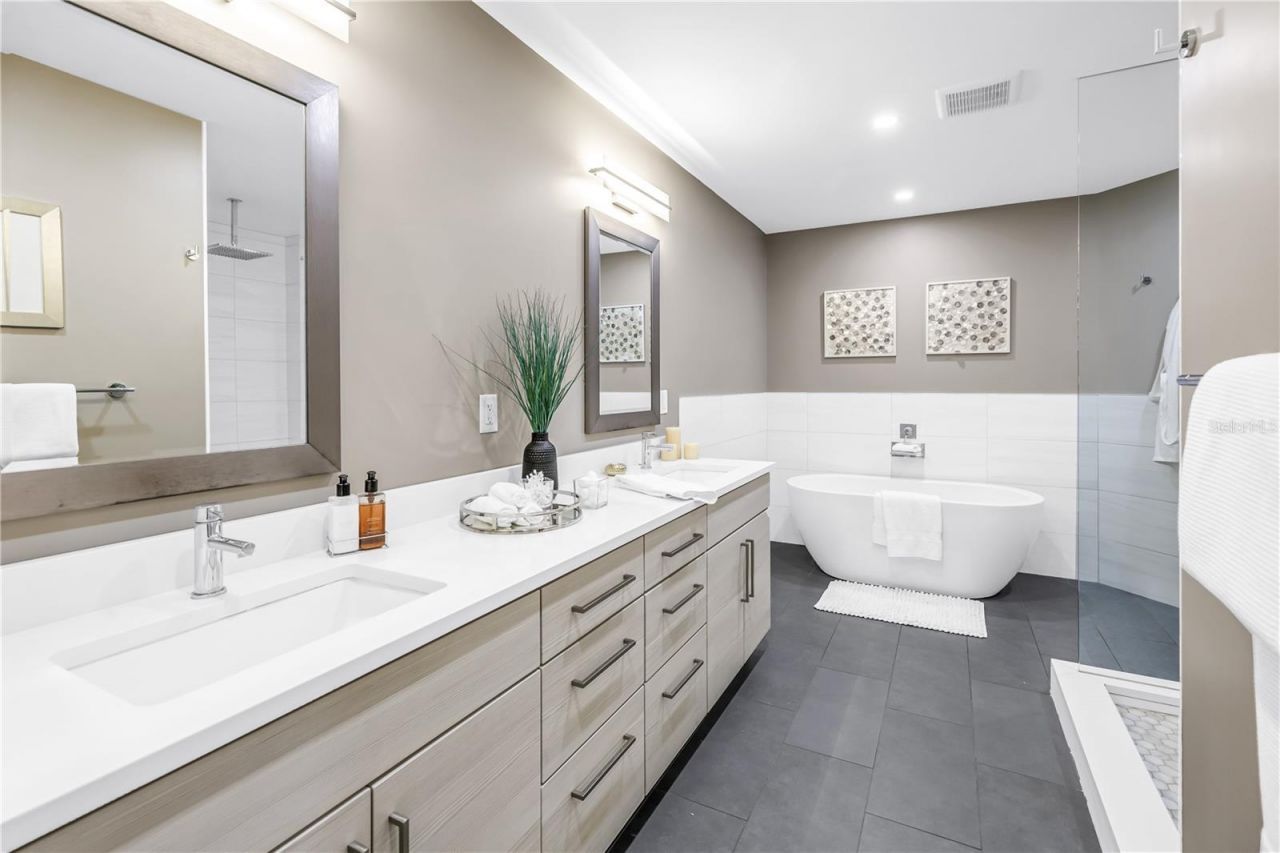 355 Red Cedar Court Ne, Saint Petersburg, FL 33703 Photo