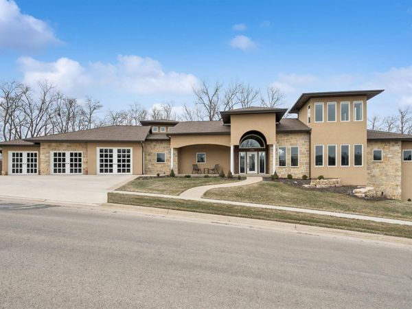 1735 Creek Wood Drive, Dubuque, IA 52003