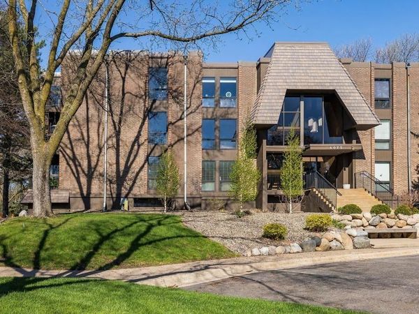 6075 Lincoln Drive, Unit 211, Edina, MN 55436