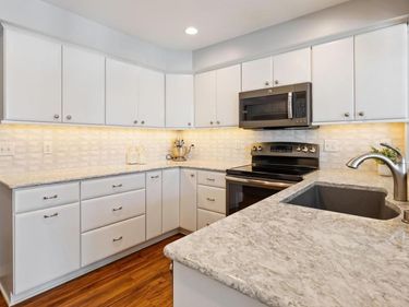 6075 Lincoln Drive, Unit 211, Edina, MN 55436