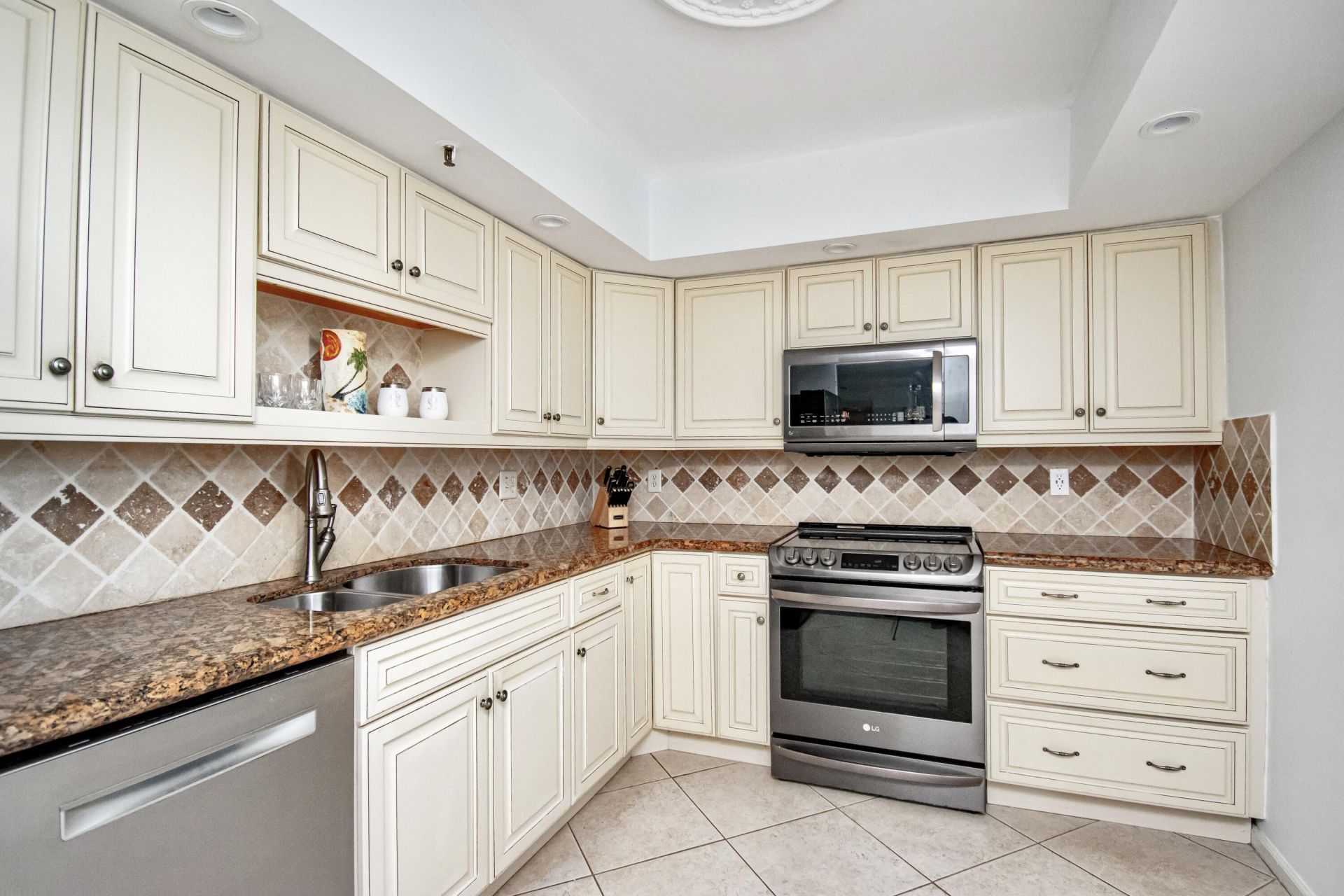 8200 Lakeshore Drive, Unit 202, Hypoluxo, FL 33462 Photo