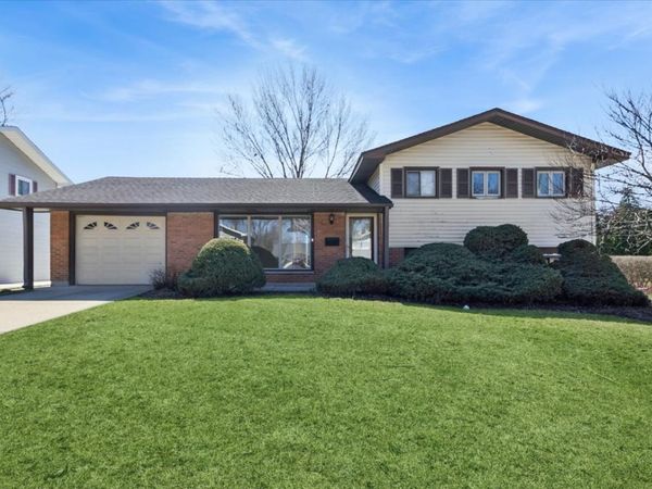 465 W Newport Road , Hoffman Estates, IL 60169