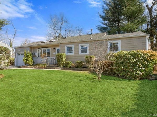 34 Foxwood Drive E, Huntington Station, NY 11746