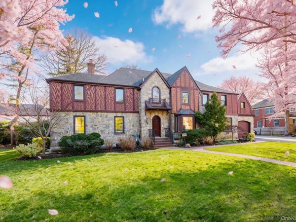 18 Robin Way , Great Neck, NY 11021