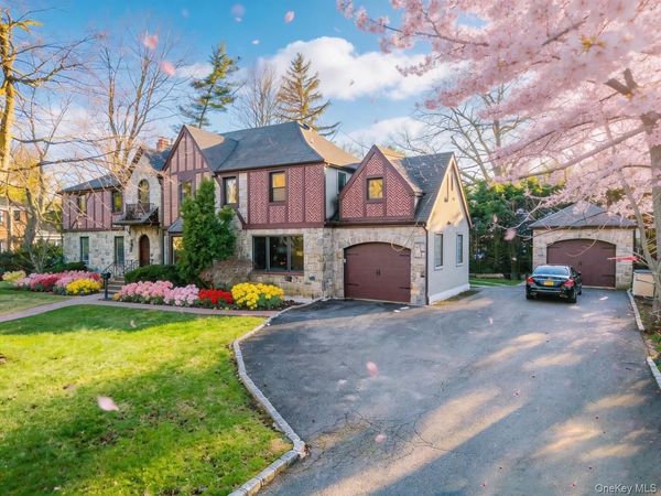 18 Robin Way, Great Neck, NY 11021